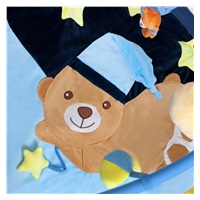 Hrací deka s melodií PlayTo spící medvídek modrá