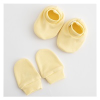Kojenecký bavlněný set-capáčky a rukavičky New Baby Casually dressed žlutá 0-6m